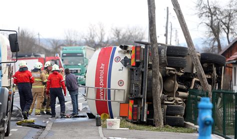 STRAVIČAN SUDAR Vozač automobila kod Karlovca podletio pod cisternu i