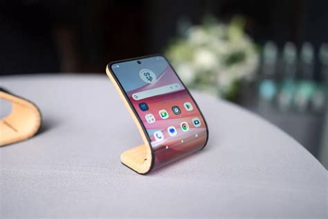 Samsung показал надеваемый на запястье смартфон с гибким экраном. Видео ...