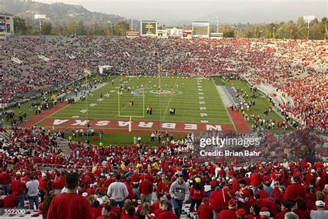 Rose Bowl Fans Photos And Premium High Res Pictures Getty Images