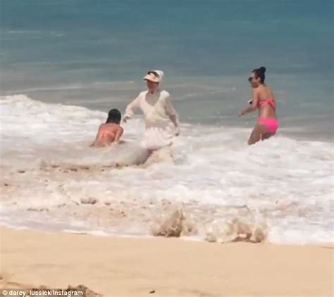 Woman Wiped Out By Wave Posing For Perfect Bikini Shot Daily Mail Online