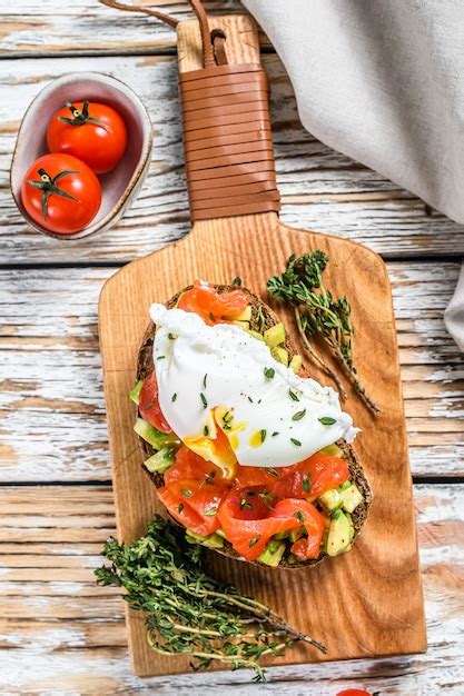 Œuf Poché Sur Toast Grillé Au Saumon Fumé Et Avocat Photo Premium