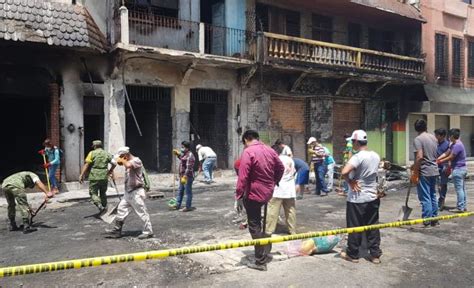 Retiran Restos De Puestos Semifijos Y Mercanc A Quemada En El Mercado