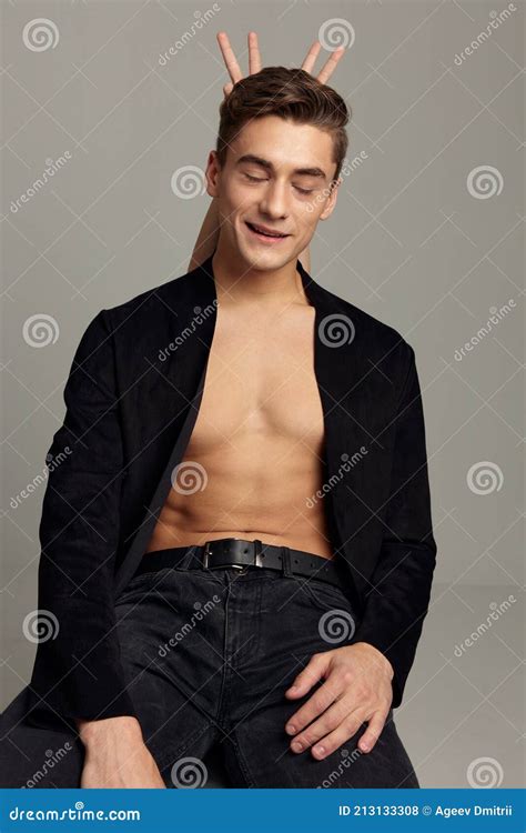 在他的头部黑色衬衫浪漫背后的帅哥裸躯干手指 库存照片. 图片 包括有 愉快, 纵向, 成人, 拥抱, 热情 - 213133308