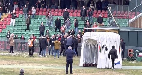 Serie B Ternana Lite E Sputi Tra Il Presidente Bandecchi E I Tifosi