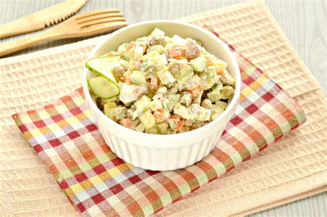 Оливье с курицей и свежим огурцом - рецепт приготовления