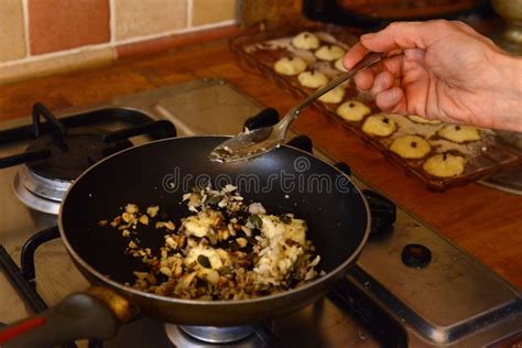 El Cocinar Y Concepto Casero Cercanos Para Arriba De Las Manos