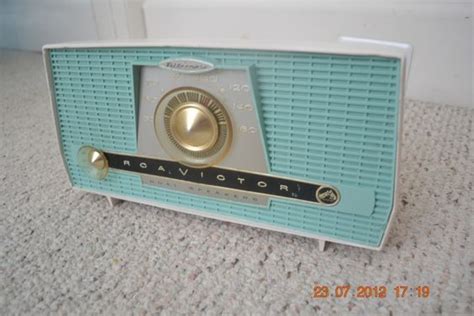 Vintage General Electric Musaphonic Plastic Table Radio Model T 165a