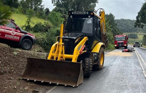 Homem fica gravemente ferido em colisão entre moto e retroescavadeira