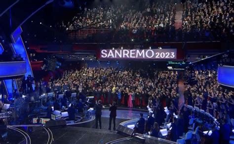 Sanremo Si Apre Con Una Standing Ovation Per Il Presidente Mattarella