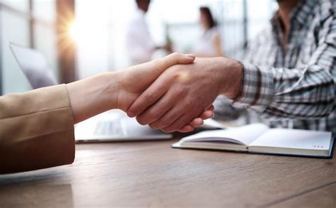 Premium Photo | Businessman shaking hands businessman in the office ...