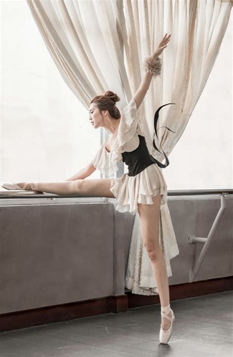 Người đẹp bị nghi lộ ảnh bikini nhạy cảm tung bộ hình thời trang trong sáng