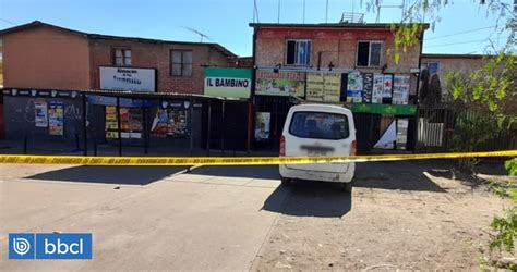 Un muerto y un herido deja balacera al exterior de botillería en La