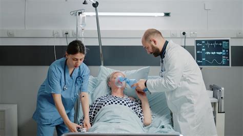 Hiperventilando O Que É - Mulher doente hiperventilando e perguntando sobre assistência médica ...