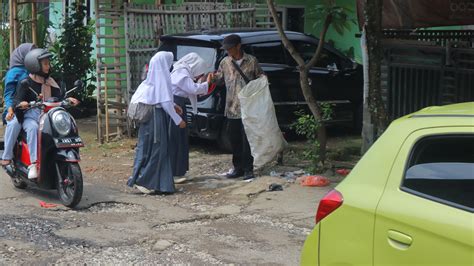 Sharinghappiness Tahun Mengajar Guru Honorer Nyambi Jadi Pemulung