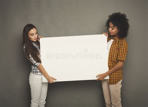 Duas Amigas Que Guardam A Bandeira Branca Vazia Foto De Stock Imagem