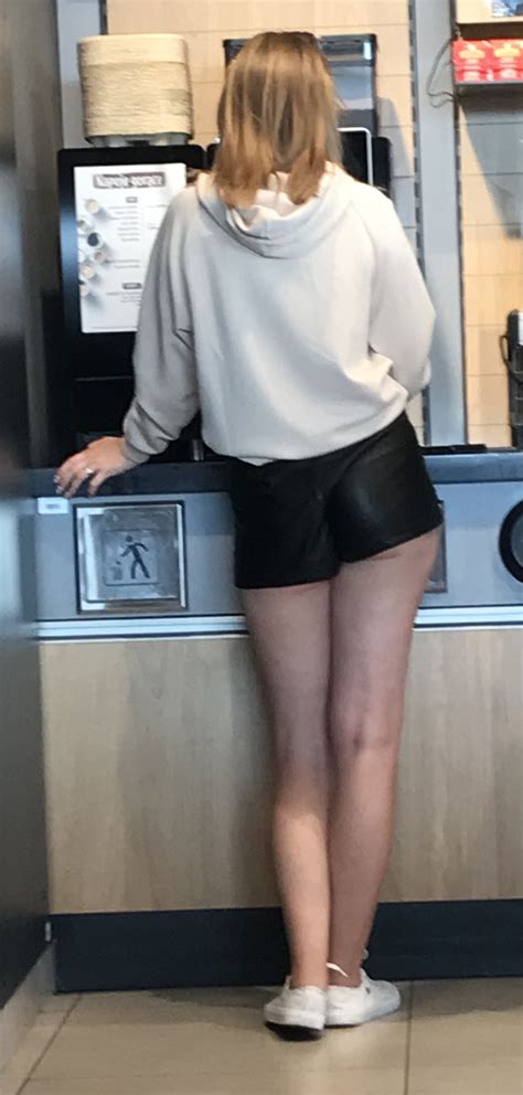 NICE MILF ASS IN SHORTS SHOW HER BUTTOCK Short Shorts Volleyball Forum