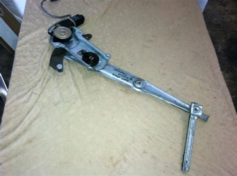 Purchase 1996 JEEP GRAND CHEROKEE WINDOW REGULATOR REAR RIGHT In