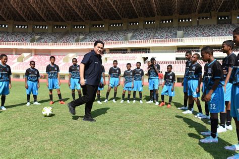 Usai Jokowi Resmikan Papua Football Academy Erick Thohir Industri