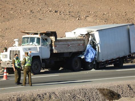 Tres fallecidos deja colisión entre dos camiones en ruta que une las