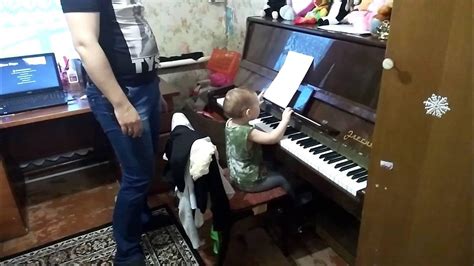 Маленький певец))) - YouTube
