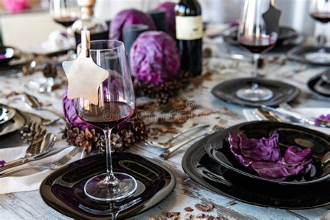 Bonito Entorno De Mesa Con Flores De Lavanda Sobre Fondo De Madera