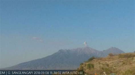 Gunung Sangeang Api Di Bima Batuk Batuk Dentuman Terdengar Jelas