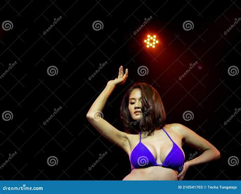 Asiática Sexy Mujer En Bikini Baile Espectáculo En El Escenario Imagen de archivo Imagen de