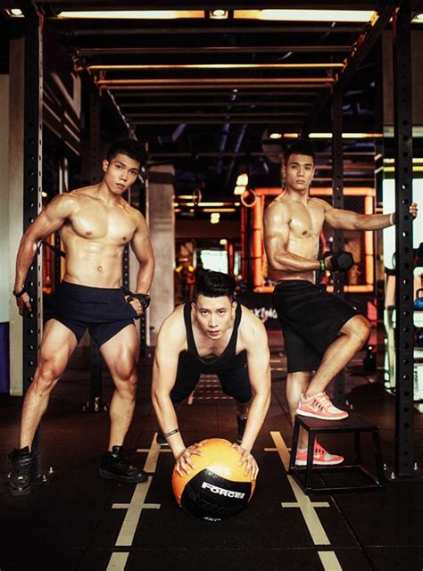 HLV thể hình đẹp trai khoe cơ bắp múi tại phòng Gym Cộng Đồng Gay Blog