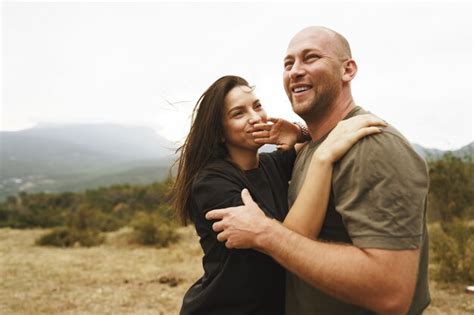 Casal Feliz E Apaixonado Se Abra Ando Sorrindo E Se Divertindo Nas