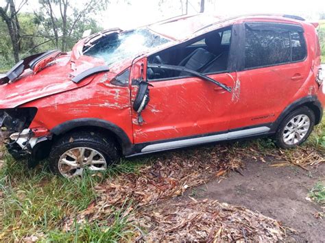 Carro Capota E Deixa Dois Feridos Na PR 435 PortalJNN