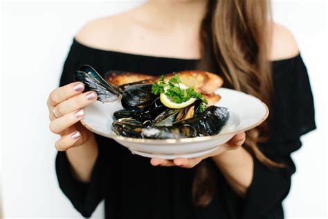 Steamed Mussels + Garlic Bread — Food La La