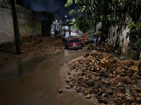 V Deo Carro Caiu Em Buraco De Obra Passageira Ficou Ferida Sim Es