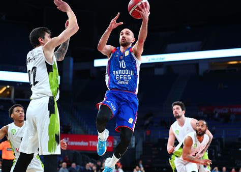 ING Türkiye Kupası nda ilk yarı finalist Anadolu Efes oldu