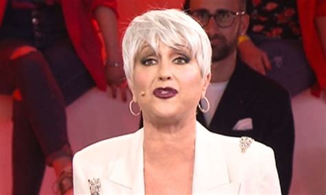 Perché Alessandra Celentano ha una parrucca ad Amici