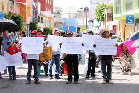 Bloquean adultos calles del centro de la capital acuerdan una reunión