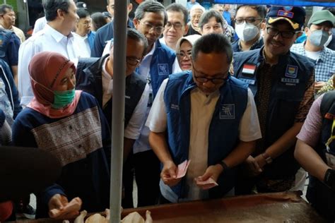 Sidak Pasar Gedebage Mendag Zulhas Bagi Bagi Sembako