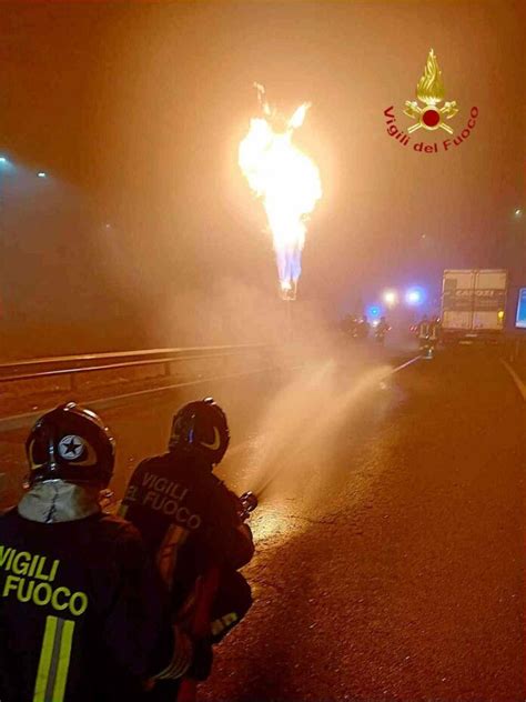 Scontro Tra Camion A Borgo Vercelli Uno Trasportava Gas Liquefatto