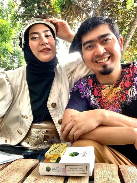 7 Potret Mesra Ustaz Solmed Dan April Jasmine Yang Jarang Tersorot