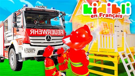 Les Enfants Jouent Avec Un Vrai Camion De Pompiers Les Enfants Font