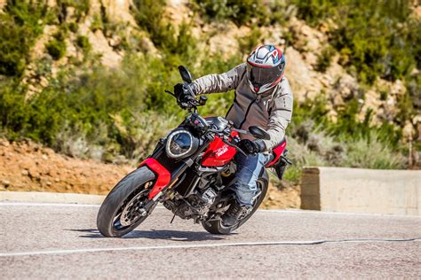 Prueba Ducati Monster 2021 Hacia delante sin dejar de mirar atrás