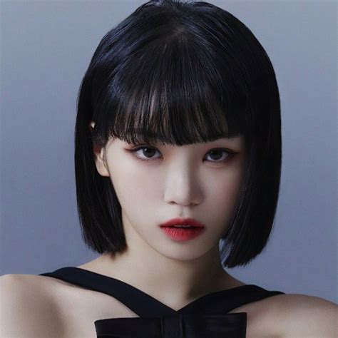 Lesserafim Chaewon Icon Hairstyles With Bangs Short Hair Styles Hair Styles