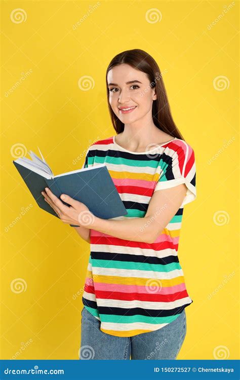 Livro De Leitura Da Jovem Mulher Imagem De Stock Imagem De Adulto