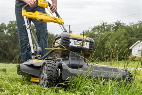 DeWalt DCMWSP244U2 2x20V Max Self Propelled Lawn Mower Review Haute