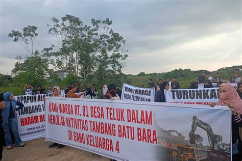 Puluhan Warga Desa Teluk Dalam Dan Mahasiswa Demo Tolak Tambang