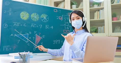 Guru Matematika Perempuan Mengajar Secara Online Foto Stok Unduh