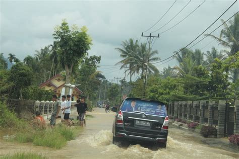 Terjang Banjir Gadaffi Temui Korban Banjir Bandang Talang Maur