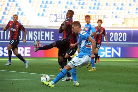 Napoli Milik Un Corpo Estraneo Tiri A Bologna E Il Pressing Di