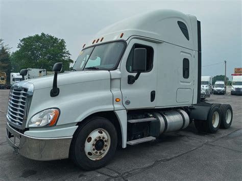 Freightliner Cascadia Sleeper Semi Truck Condo Sleeper