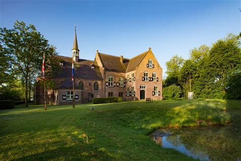 Klooster Bethlehem in de etalage: feestlocatie Haren te koop voor 4,25