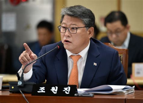 조원진 한국당에 “지소미아 연장 연동형비례대표제·공수처법 저지 투쟁” 제안